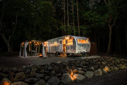 本栖ベース～ヴィンテージトレーラーとバレルサウナ’1日1組限定’の貸切別荘～