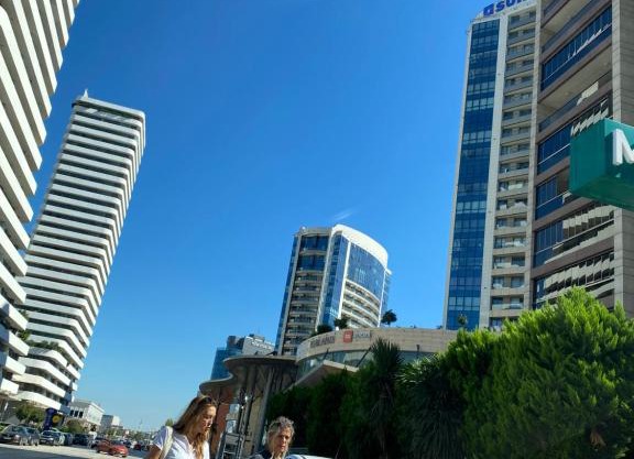 Şehrin merkezinde yepyeni modern döşenmiş daire