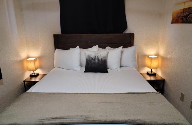 069B Comfortable Suite with Kitchenette and King Bed near South Rim sleeps 4