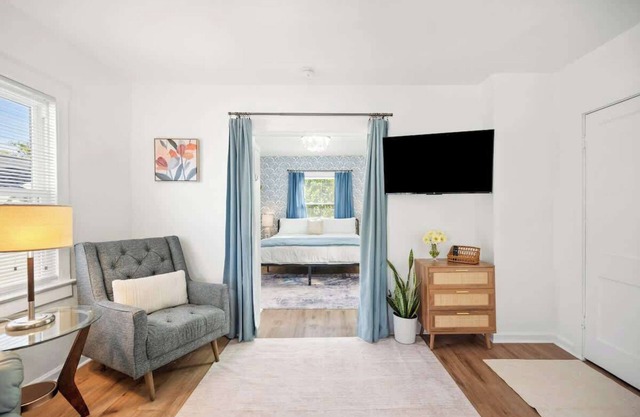 1/1 Affordable Downtown Pet Friendly Home