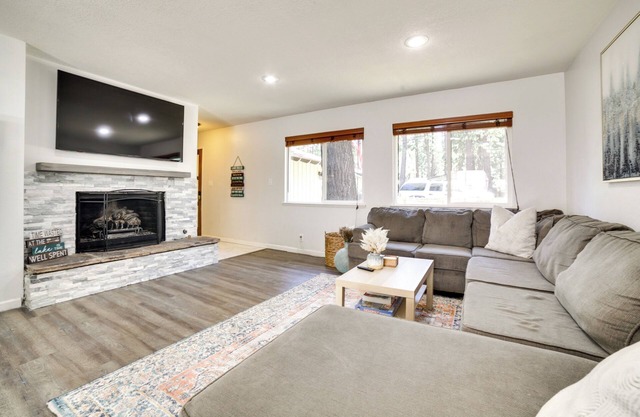 1/2 Mi to Lake Tahoe: Pet-Friendly Cabin