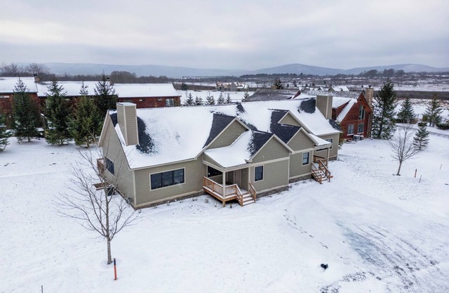 1/4 mile to Timberline! Fireplace, Hot tub!