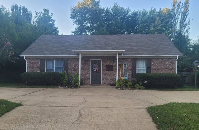 1.5 mi to campus/2 mi to square. 2 bedroom/ 2 bath house with fenced in backyard