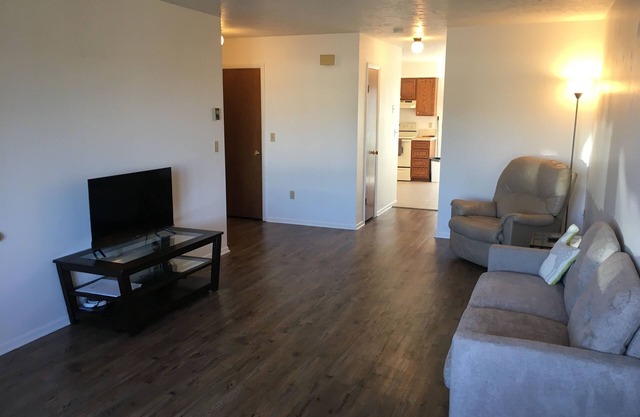 1,800sf 3 Stories with 8 beds townhome