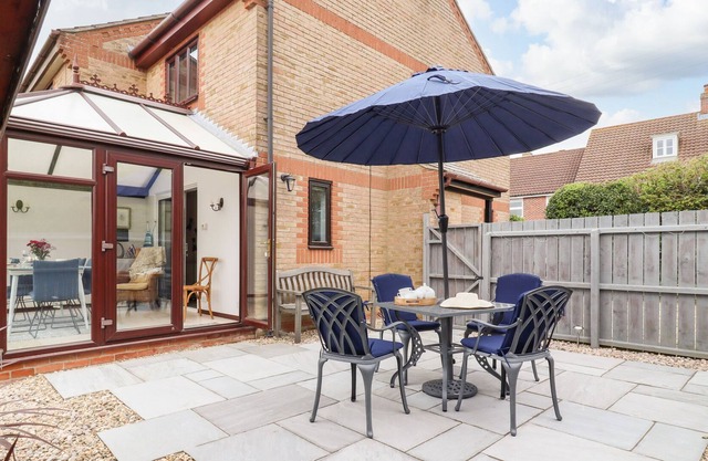 1 BARBERS ROW, romantic, with a garden in Elmswell, Suffolk