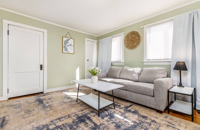 1 Bed/1Bath House-North End DBQ-Near John Deere