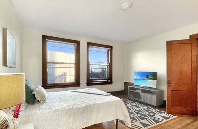 1 Bed Apt on Grand - Walk to 3 Breweries!