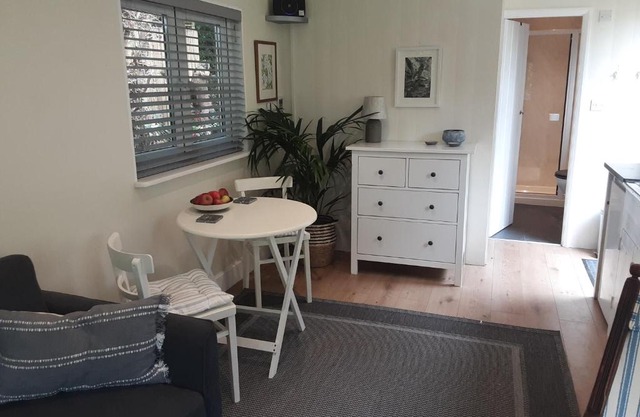 1 Bed Cabin - Sleeps 2 - Garden - Parking - Wifi