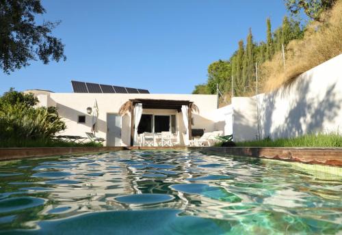 1 Bed Cottage - Sleeps 2 - Pool - Parking - Wifi