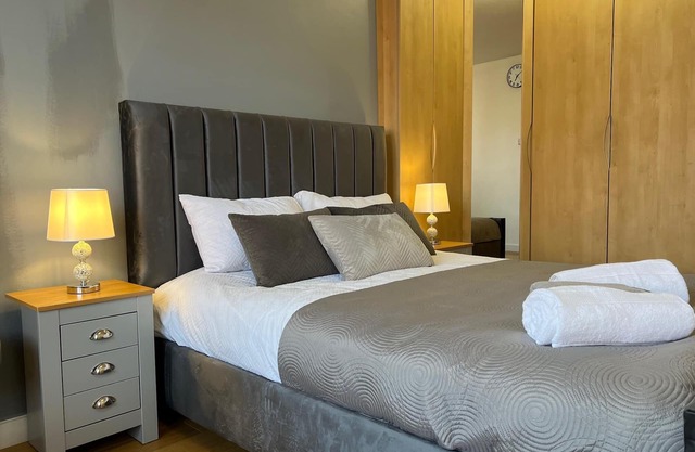 1 Bed Flat - Sleeps 4 - Parking - Wifi
