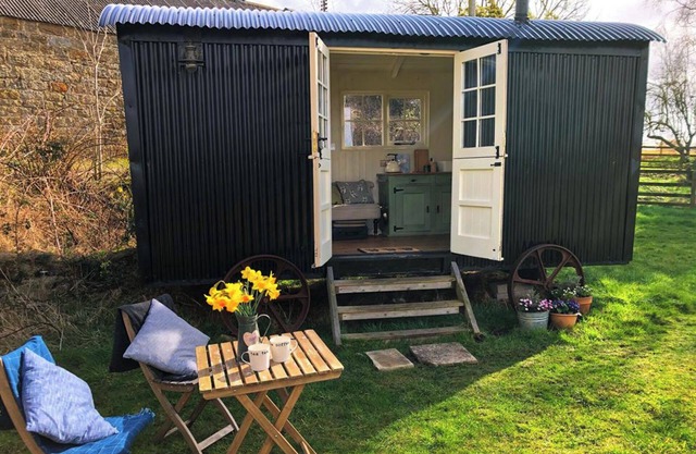 1 Bed Glamping Hut - Firepit, Fireplace, Views
