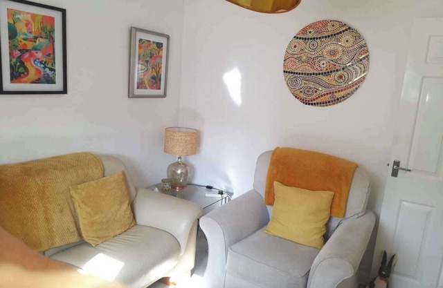 1-Bed Seaside Retreat - Sleeps 2, Parking & Garden