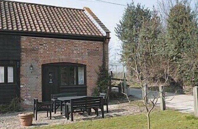 1 bedroom accommodation in Plumstead Green, near Holt