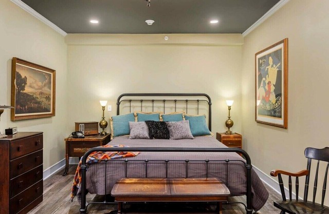 1 Bedroom Charmer Near boutiques Downtown