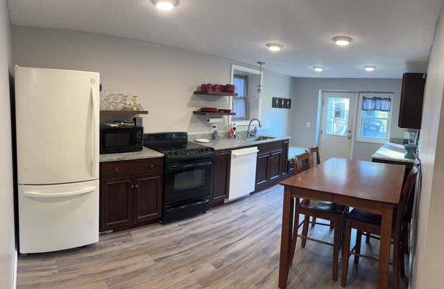 1 bedroom family-friendly location. Easy access to all local wedding venues