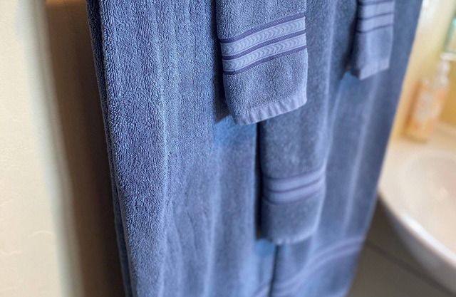 1 Bedroom, Full Chef’s Kitchen, Living Room, Entire Private Porch near Kings/Seq