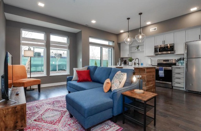 1 Bedroom Luxury Condo 10 Minutes from First Energy Stadium E5