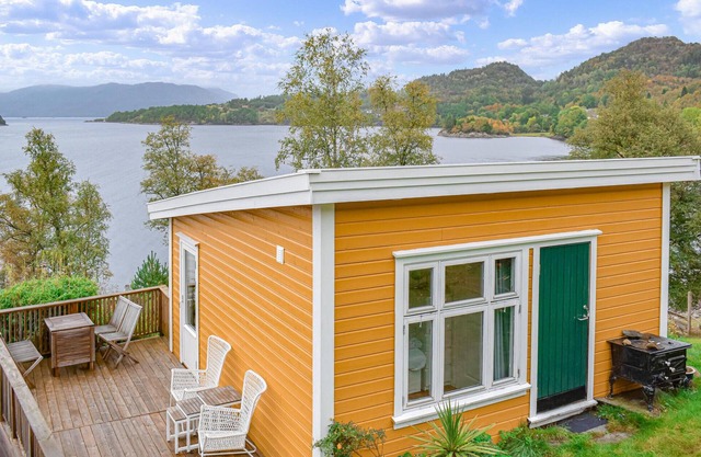 1 bedroom nice home in Skånevik