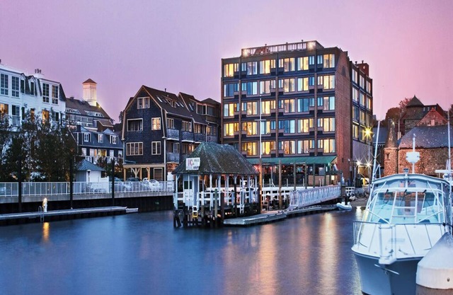 1 Bedroom Suite w/Kitchenette, Sleeps 4, in Newport at Inn On The Harbor Resort