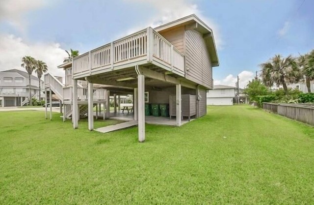 1 Block from beach-Gulf View! -Pet-Friendly