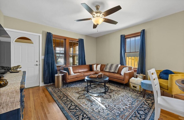 1 block from Mainstreet! Hot Tub