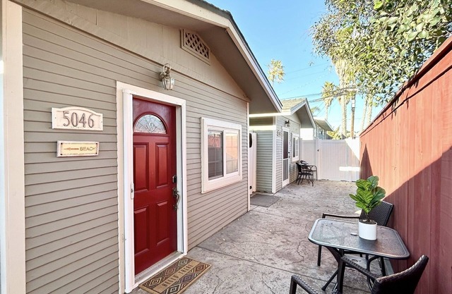 1 block from ocean - stylish & cozy beach cottage in funky Ocean Beach!