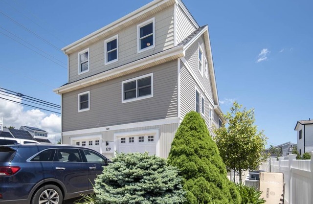 1 block to beach - Great for large/multiple families