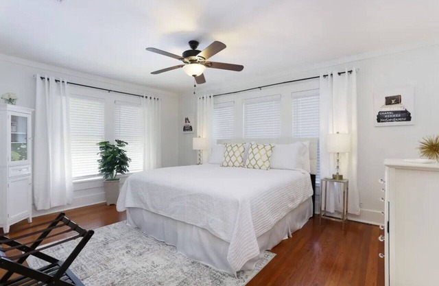 1 BR/1BA Downtown, Riverwalk, Golf, Zoo & Pearl