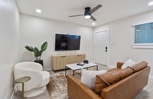 1 BR Sanctuary in the Heart of Montrose, Luxury Suite Minutes from Med Ctr & DT