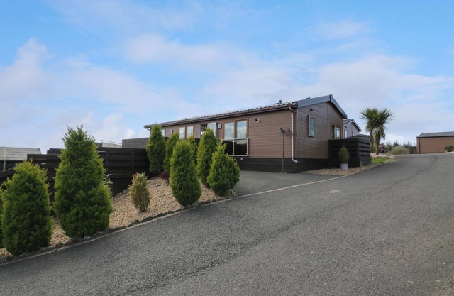 1 FISHERMANS HILL, pet friendly, with hot tub in Glenluce