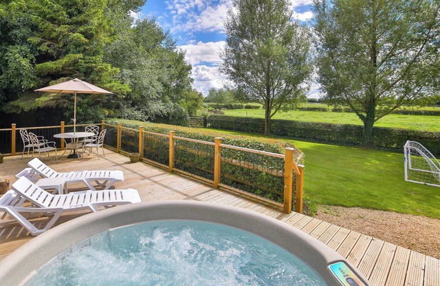 1 Luckington Stables-W8321