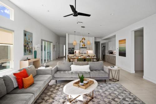 1 mi from Tennis Garden - Corn hole - Pool Access