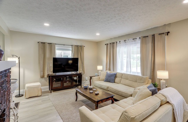 1 Mi to Cedar Point: Family Getaway w/Porch!