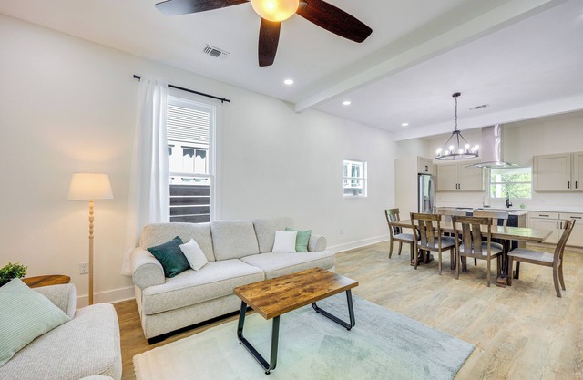 1 Mi to Dtwn San Antonio: Sleek Bungalow w/Yard!