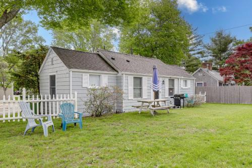 1 Mi to Ferry Sea Street Cottage in Hyannis