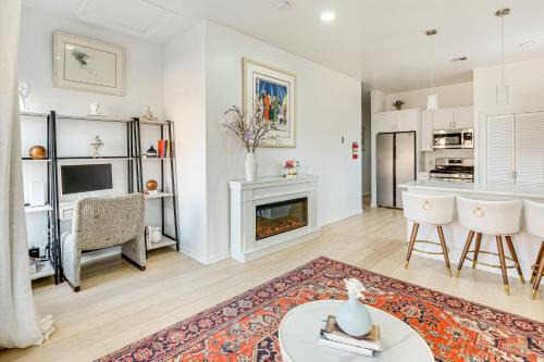 1 Mi to Prudential Center Remote Work-Ready Apt