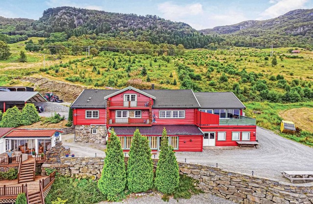 10 bedroom amazing home in ølen