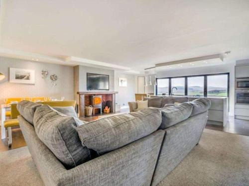 10 Guests - 5 Bedrooms - Deck - Hot Tub