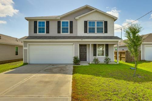10 Mi to Lake Houston Retreat with Backyard!