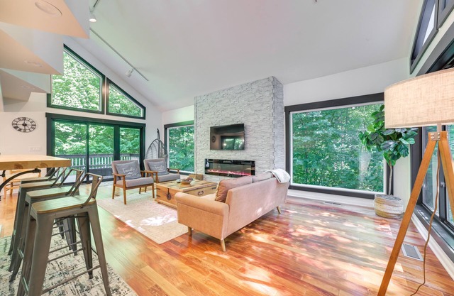 10 Mi to Nub’s Nob: Modern Retreat w/Fire Pit