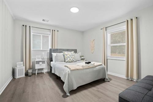 10 Min to Downtown - Smart Tvs - Fast Wi-Fi