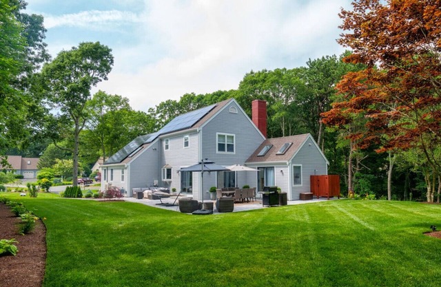 10 min to Old Silver Beach; 20 min to Woods Hole