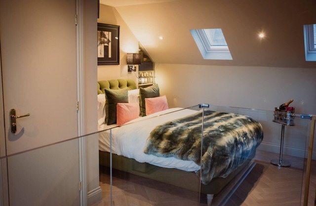 10-min to The City of London! King Size Bed & Sofa Bed with en-suite Bathroom.