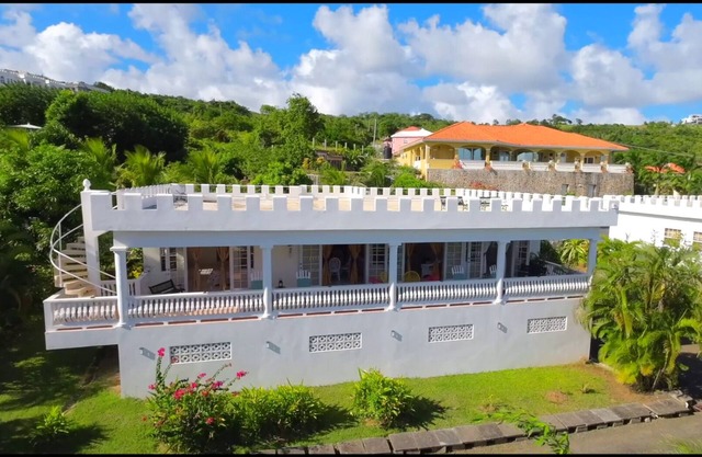 10 Mins From the Airport and Beach