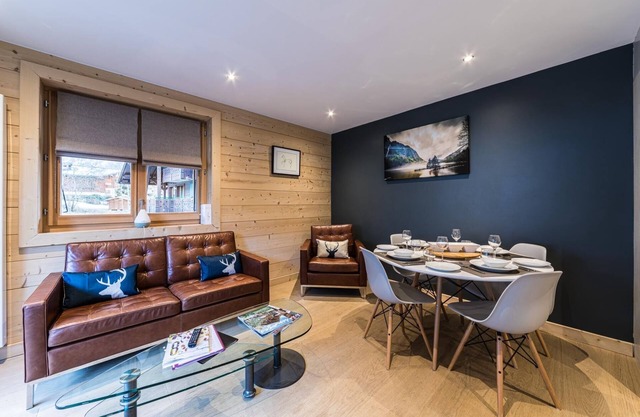❄️🌞10 minutes from skiing -Stylish 2 bed flat with free ski bus & boot warmers
