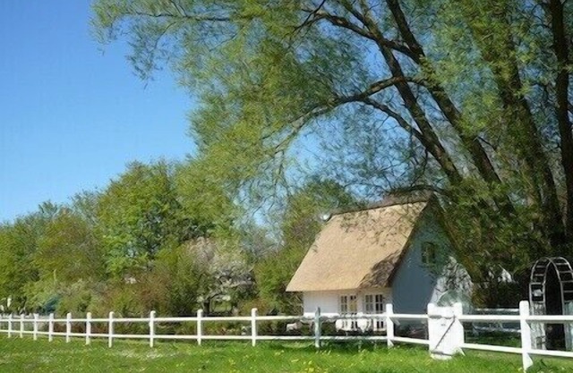10 minutes from the beach, thatched house with spa: sauna & whirlpool
