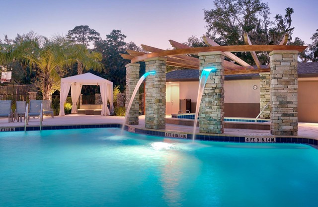 10 Minutes from U of Florida. Free Breakfast. Outdoor Pool & Hot Tub. Great for Small Groups!