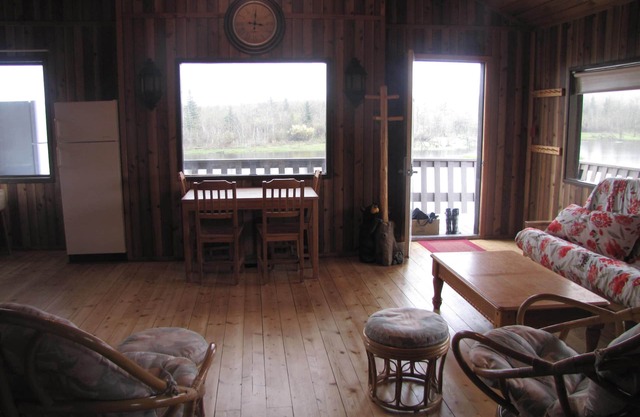 10 minutes from Waterton Park boundry, Quiet Peaceful Secluded Nature Get-a-way