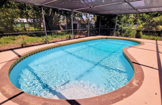10 minutes to Mineral Springs w/large Pool and Pet Friendly!