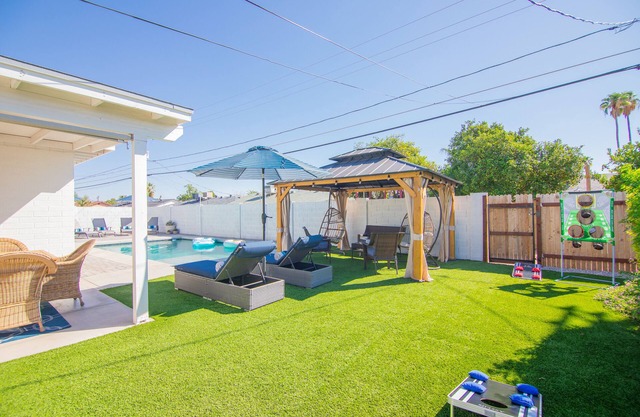 10 minutes to Old Town! Heated pool, hot tub and game room